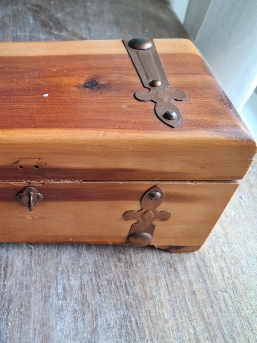 D.F. DUNCAN COMPANY VINTAGE FOOTED CEDAR WOOD BOX TREASURE CHEST